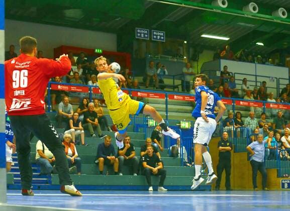 Joschua Braun (Konstanz) überwindet Torhüter Eric Töpfer (Aue) , rechts Zugang Adrian Kammlodt (Aue) Handball DHB-Pokal 2019 20 EHV Aue - HSG Konstanz am 17.8.2019 EHV Aue - HSG Konstanz
