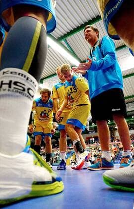 Trainer Daniel Eblen (Konstanz) inmitten seines Teams Handball DHB-Pokal 2019 20 EHV Aue - HSG Konstanz am 17.8.2019 EHV Aue - HSG Konstanz
