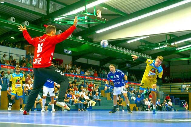 Paul Kaletsch (Konstanz) überwindet Torhüter Eric Töpfer (Aue) , rechts Zugang Adrian Kammlodt (Aue) per Siebenmeter Handball DHB-Pokal 2019 20 EHV Aue - HSG Konstanz am 17.8.2019 EHV Aue - HSG Konstanz