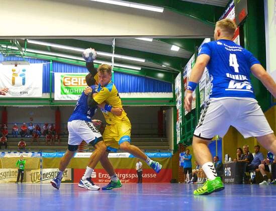 Paul Kaletsch (Konstanz) , links Zugang Adrian Kammlodt (Aue) , rechts Sebastian Naumann (Aue) Handball DHB-Pokal 2019 20 EHV Aue - HSG Konstanz am 17.8.2019 EHV Aue - HSG Konstanz