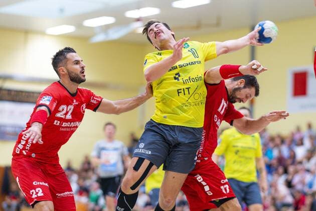Rodgau, Deutschland 17. August 2019: DHB Pokal - 19 20 - MT Melsungen vs. DjK Rimpar Wölfe v.li. Michael Allendorf (Melsungen), Lukas Boehm (Rimpar), Felix Danner (Melsungen) Rodgau Deutschland