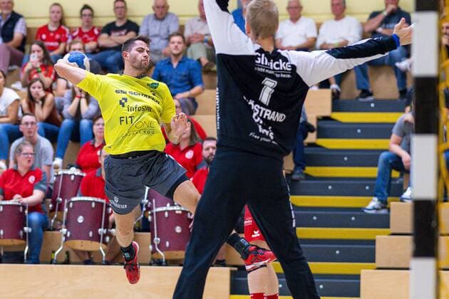 Rodgau, Deutschland 17. August 2019: DHB Pokal - 19 20 - MT Melsungen vs. DjK Rimpar Wölfe v.li. Dominik Schoemig (Rimpar), Torhueter Johan Sjoestrand (Melsungen) Rodgau Deutschland