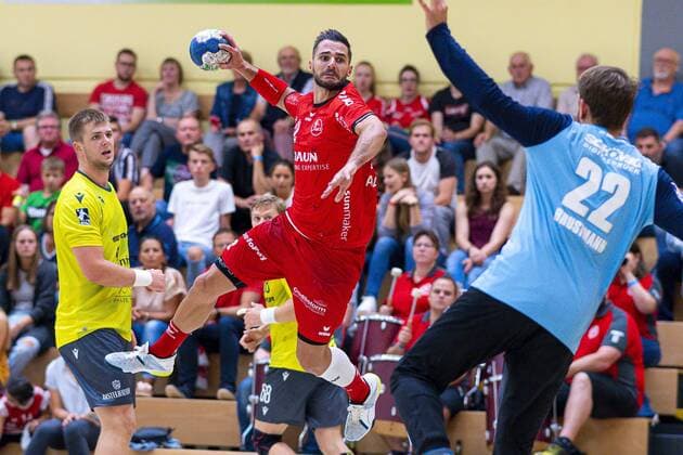 Rodgau, Deutschland 17. August 2019: DHB Pokal - 19 20 - MT Melsungen vs. DjK Rimpar Wölfe Michael Allendorf (Melsungen), Torhueter Max Brustmann (Rimpar) Rodgau Deutschland