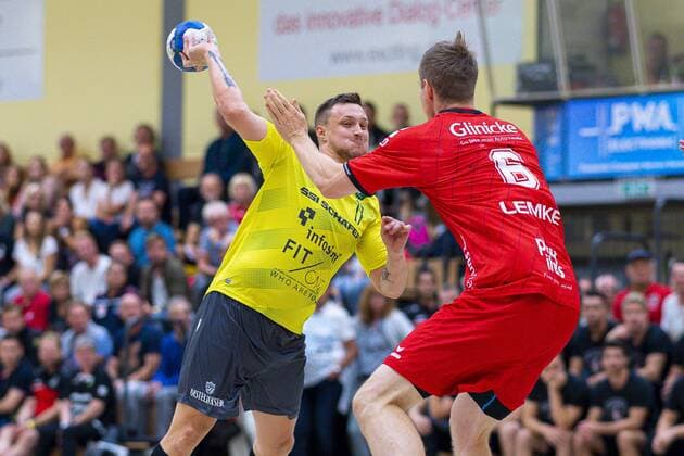 Rodgau, Deutschland 17. August 2019: DHB Pokal - 19 20 - MT Melsungen vs. DjK Rimpar Wölfe Patrick Schmidt (Rimpar), Finn Lemke (Melsungen) Rodgau Deutschland