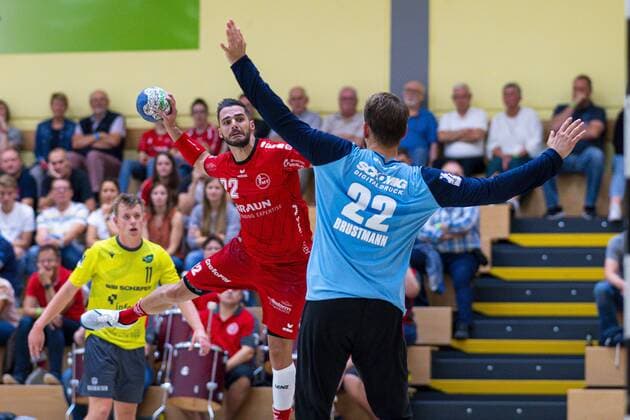 Rodgau, Deutschland 17. August 2019: DHB Pokal - 19 20 - MT Melsungen vs. DjK Rimpar Wölfe v.li. Michael Allendorf (Melsungen), Torhueter Max Brustmann (Rimpar) Rodgau Deutschland
