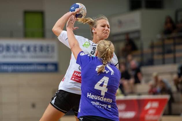 Lea Gruber (SV Union Halle) gegen Sabine Heusdens (Vipers) SV Union Halle-Neustadt (Wildcats) vs. HSG Bad Wildungen (Vipers) 5. SWH Saale-Cup Handball 2.Bundesliga - Saison 2019 2020 Copyright: xVIADATAx xHolgerxJohnx Halle Saale Sachsen-Anhalt Deutschland