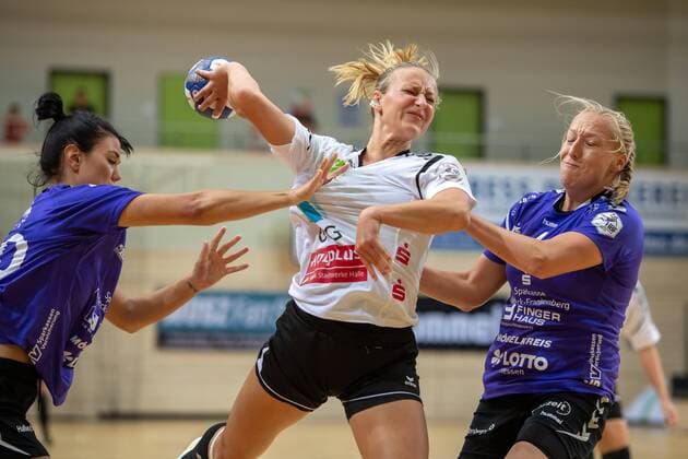 Sport Bilder des Tages Lea Gruber (SV Union Halle) gegen Maxime Struijs (Vipers) SV Union Halle-Neustadt (Wildcats) vs. HSG Bad Wildungen (Vipers) 5. SWH Saale-Cup Handball 2.Bundesliga - Saison 2019 2020 Copyright: xVIADATAx xHolgerxJohnx Halle Saale Sachsen-Anhalt Deutschland