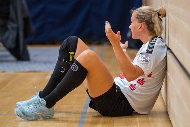 Saskia Lang (SV Union Halle) sitzt nach Roter Karte auf der Tribüne SV Union Halle-Neustadt (Wildcats) vs. HSG Bad Wildungen (Vipers) 5. SWH Saale-Cup Handball 2.Bundesliga - Saison 2019 2020 Copyright: xVIADATAx xHolgerxJohnx Halle Saale Sachsen-Anhalt Deutschland