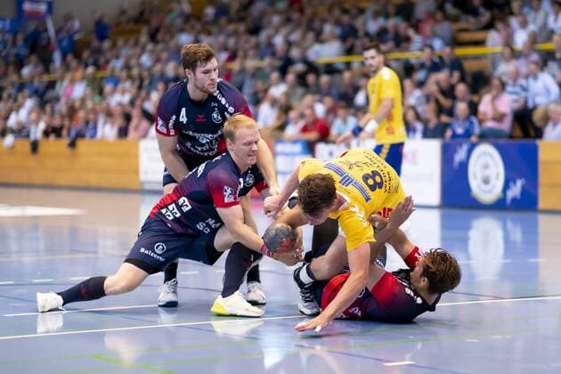 Lutz Wesseling (Nr. 8, Mecklenburger Stiere Schwerin) gegen Johannes Golla (Nr. 4, SG Flensburg-Handewitt), Anders Eggert (Nr. 7, SG Flensburg-Handewitt) und Magnus Roed (Nr. 78, SG Flensburg-Handewitt). Mecklenburger Stiere vs. SG Flensburg-Handewitt, Handball, DHB Pokal, 17.08.19 Luebeck Schleswig-Holstein Germany Copyright: xAgentur54Gradx xFelixxKoenigx