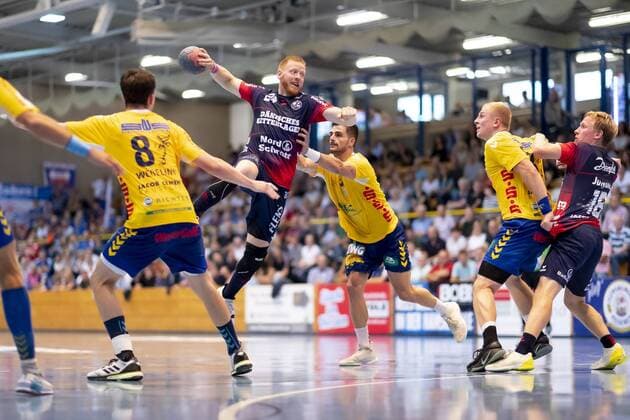 Anders Zachariassen (Nr. 22, SG Flensburg-Handewitt) gegen Lutz Wesseling (Nr. 8, Mecklenburger Stiere Schwerin) und Nikolas Passias (Nr. 32, Mecklenburger Stiere Schwerin). Mecklenburger Stiere vs. SG Flensburg-Handewitt, Handball, DHB Pokal, 17.08.19 Luebeck Schleswig-Holstein Germany Copyright: xAgentur54Gradx xFelixxKoenigx