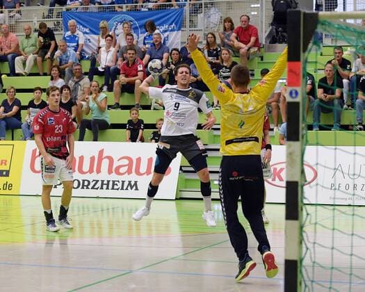 Julias Dierberg (ELB) gegen TW Michael Luderschmid (FUE) DHB-Pokal, TuS Fuerstenfeldbruck - HC Elbflorenz 2006, 17.08.2019 Pforzheim Copyright: xEibner-Pressefoto Ripbergerx EP_RIP
