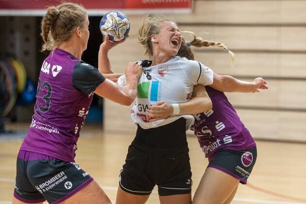 Lea Gruber (SV Union Halle) beim Torwurf. Verhindern wollen das Patricia Kovacs (Metzingen) und Vara Hartstock (Metzingen) SV Union Halle-Neustadt (Wildcats) vs. TuS Metzingen 5. SWH Saale-Cup Handball 2.Bundesliga - Saison 2019 2020 Copyright: xVIADATAx xHolgerxJohnx Halle Saale Sachsen-Anhalt Deutschland