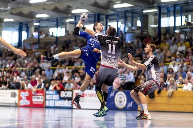 Fynn Herzig (Nr. 22, VfL Gummersbach) gegen Markus Hansen (Nr. 11, VfL Luebeck-Schwartau). VfL Gummersbach vs. VfL Luebeck-Schwartau, Handball, DHB Pokal, 17.08.19 Luebeck Schleswig-Holstein Germany Copyright: xAgentur54Gradx xFelixxKoenigx