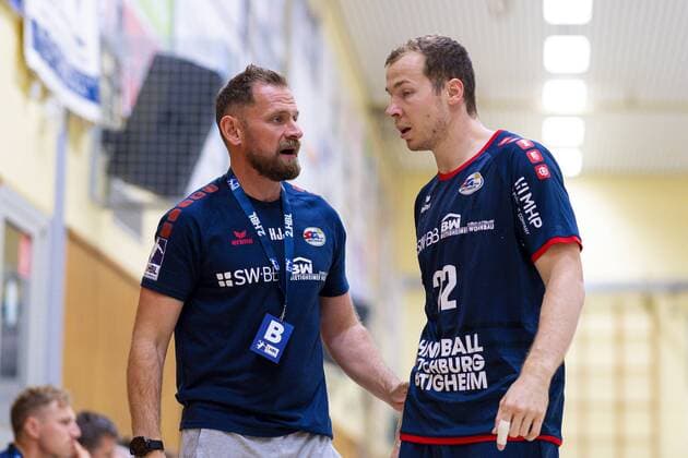 Rodgau, Deutschland 17. August 2019 DHB Pokal - 19 20 - SG BBM Bietigheim vs. HSG Rodgau Nieder-Roden v.li. Trainer Hannes Jon Jonsson (SG BBM Bietigheim), Jonas Link (SG BBM Bietigheim) Rodgau Deutschland