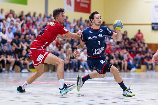 Rodgau, Deutschland 17. August 2019 DHB Pokal - 19 20 - SG BBM Bietigheim vs. HSG Rodgau Nieder-Roden v.li. Philippe Kohlstrung (Rodgau), Dominik Claus (SG BBM Bietigheim) Rodgau Deutschland