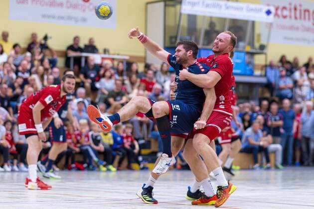 Rodgau, Deutschland 17. August 2019 DHB Pokal - 19 20 - SG BBM Bietigheim vs. HSG Rodgau Nieder-Roden v. li. im Zweikampf Jonathan Fischer (Bietigheim) und Benjamin von Stein (Rodgau) Rodgau Deutschland