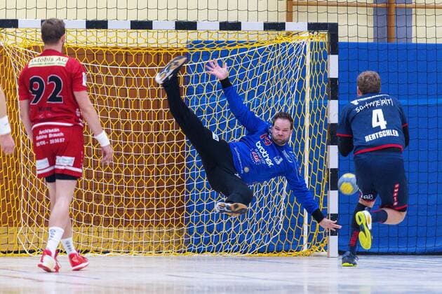 Rodgau, Deutschland 17. August 2019 DHB Pokal - 19 20 - SG BBM Bietigheim vs. HSG Rodgau Nieder-Roden Torhueter Marco Rhein (Rodgau), Patrick Rentschler (SG BBM Bietigheim) Rodgau Deutschland