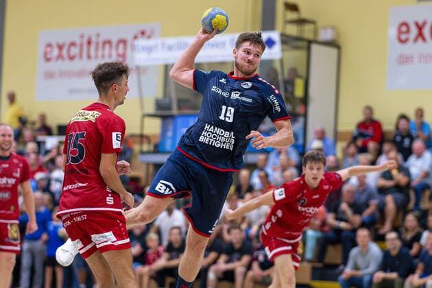 Rodgau, Deutschland 17. August 2019 DHB Pokal - 19 20 - SG BBM Bietigheim vs. HSG Rodgau Nieder-Roden v.li. Philippe Kohlstrung (Rodgau), Vetle Ronningen (SG BBM Bietigheim) Rodgau Deutschland