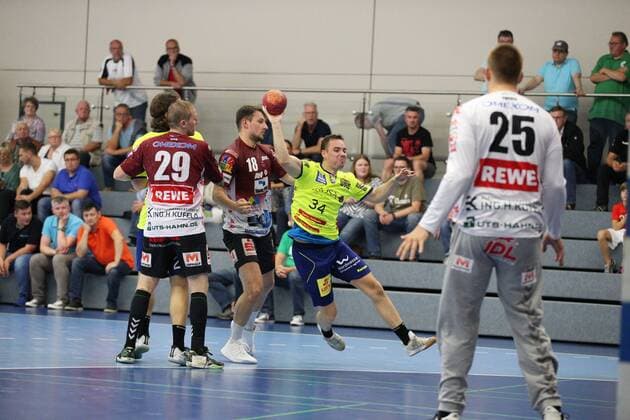 Oke Kohnagel (HC EMpor Rostock 34) vorbei an Huseyin Oksuz (Oranienburger HC 28)(links) GER, Handball, DHB Pokal, 1. Runde, Halbfinale 1, HC Empor Rostock gegen Oranienburger HC, 17.08.2019 Minden Copyright: xEIBNER JanxStrohdiekx EP_JSK