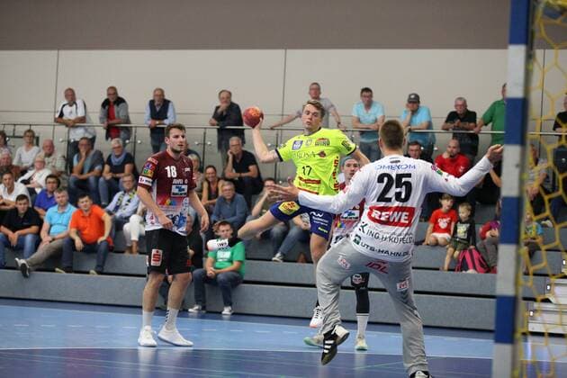 Nick Witte (HC Empor Rostock 17) vorbei an Dominic Kehl (Oranienburger HC 18)(links) gegen Paul Porath (Oranienburger HC 25)(vorne) GER, Handball, DHB Pokal, 1. Runde, Halbfinale 1, HC Empor Rostock gegen Oranienburger HC, 17.08.2019 Minden Copyright: xEIBNER JanxStrohdiekx EP_JSK