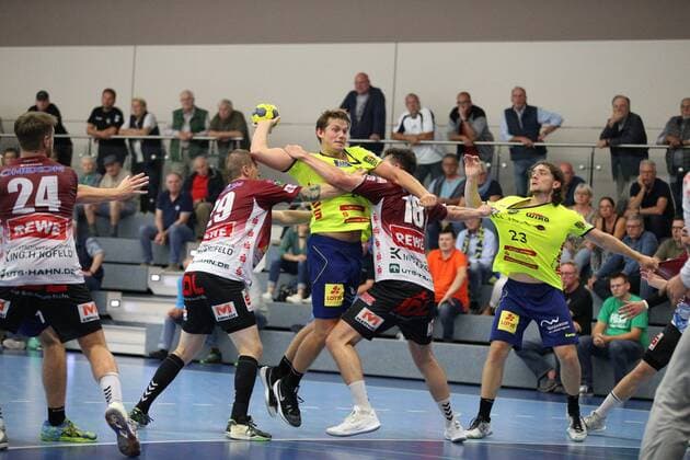 Fabian Haasmann (HC Empor Rostock 23) gegen Paul Otto (Oranienburger HC 29)(links) und Dominic Kehl (Oranienburger HC 18)(rechts) GER, Handball, DHB Pokal, 1. Runde, Halbfinale 1, HC Empor Rostock gegen Oranienburger HC, 17.08.2019 Minden Copyright: xEIBNER JanxStrohdiekx EP_JSK