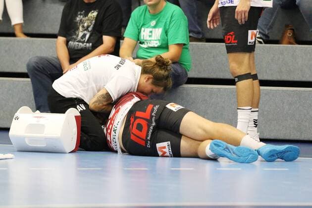 Yannick Schindel (Oranienburger HC 13) wird versorgt GER, Handball, DHB Pokal, 1. Runde, Halbfinale 1, HC Empor Rostock gegen Oranienburger HC, 17.08.2019 Minden Copyright: xEIBNER JanxStrohdiekx EP_JSK