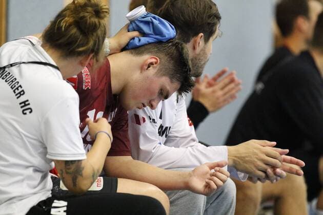 Yannick Schindel (Oranienburger HC 13) wird versorgt GER, Handball, DHB Pokal, 1. Runde, Halbfinale 1, HC Empor Rostock gegen Oranienburger HC, 17.08.2019 Minden Copyright: xEIBNER JanxStrohdiekx EP_JSK