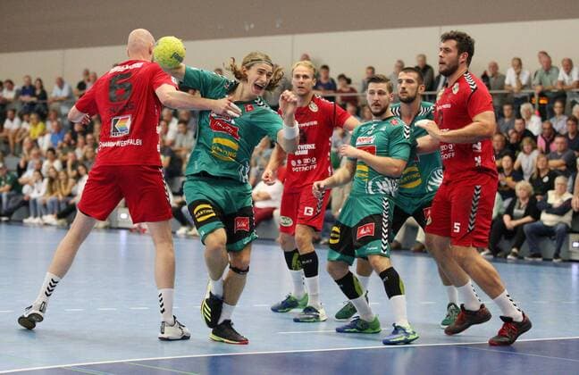 Juri Knorr (TSV GWD Minden 19) gegen Markus Fuchs (ASV Hamm-Westfalen 6)(links) GER, Handball, DHB Pokal, 1. Runde, Halbfinale 2, TSV GWD Minden gegen ASV Hamm-Westfalen, 17.08.2019 Minden Copyright: xEIBNER JanxStrohdiekx EP_JSK