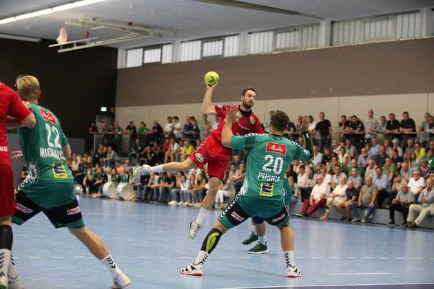 Soeren Suedmeier (ASV Hamm-Westfalen 17) gegen Miljan Pusica (TSV GWD Minden 20)(vorne) GER, Handball, DHB Pokal, 1. Runde, Halbfinale 2, TSV GWD Minden gegen ASV Hamm-Westfalen, 17.08.2019 Minden Copyright: xEIBNER JanxStrohdiekx EP_JSK