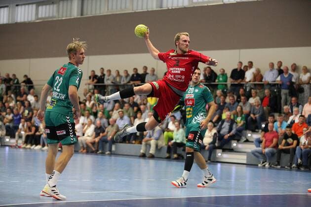 Fabian Huesmann (ASV Hamm-Westfalen 3) vorbei an Marian Michalczik (TSV GWD Minden 22)(links) und Miljan Pusica (TSV GWD Minden 20)(rechts) GER, Handball, DHB Pokal, 1. Runde, Halbfinale 2, TSV GWD Minden gegen ASV Hamm-Westfalen, 17.08.2019 Minden Copyright: xEIBNER JanxStrohdiekx EP_JSK