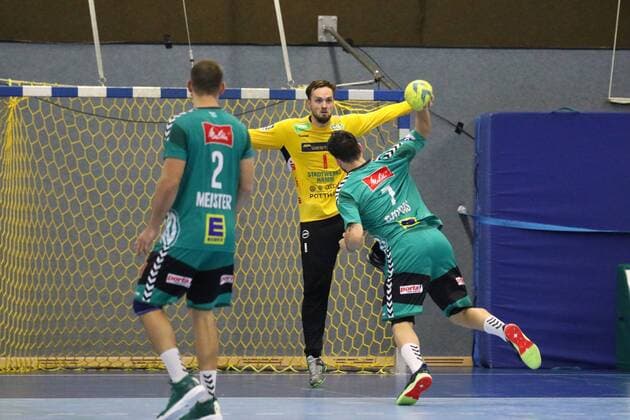 Savvas Savvas (TSV GWD Minden 7) gegen Felix Storbeck (ASV Hamm-Westfalen 1), links Lucas Meister (TSV GWD Minden 2) GER, Handball, DHB Pokal, 1. Runde, Halbfinale 2, TSV GWD Minden gegen ASV Hamm-Westfalen, 17.08.2019 Minden Copyright: xEIBNER JanxStrohdiekx EP_JSK