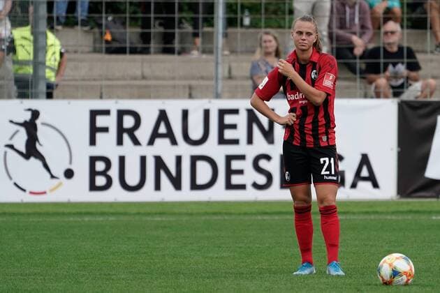 Klara Bühl (Freiburg, 21) vor einer Werbebande der Flyeralarm Frauen-Bundesliga (FFBL), enttäuscht schauend, Enttäuschung, Frustration, disappointed, pessimistisch, 17.08.2019, Freiburg (Deutschland), Fussball, Flyeralarm Frauen-Bundesliga, SC Freiburg - FC Bayern München, DFB DFL REGULATIONS PROHIBIT ANY USE OF PHOTOGRAPHS AS IMAGE SEQUENCES AND OR QUASI-VIDEO.