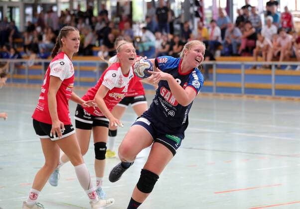 Skoda Cup in Allensbach. SG H2 Ku Herrenberg - TSG Eddersheim 21:19. Stefanie Schoenberg ( SG H2 ) beim Wurf, links Lilly Knig und Franziska Feick mitte (TSG). Skoda Cup in Allensbach. SG H2 Ku Herrenberg - TSG Eddersheim Allensbach Copyright: xEIBNER PeterxPisax EP_EER