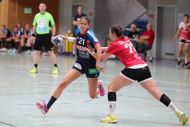 Skoda Cup in Allensbach. SG H2 Ku Herrenberg - TSG Eddersheim 21:19. Sahra Marcikova (SGH2) gegen Lena Thoss (TSG). Skoda Cup in Allensbach. SG H2 Ku Herrenberg - TSG Eddersheim Allensbach Copyright: xEIBNER PeterxPisax EP_EER