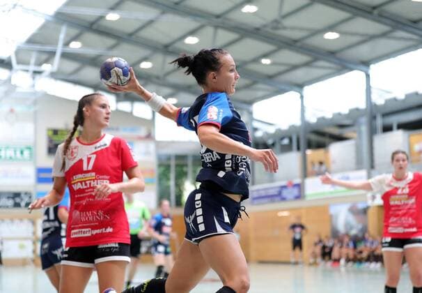 Skoda Cup in Allensbach. SG H2 Ku Herrenberg - TSG Eddersheim 21:19. Szimonetta Gera-Toepelt ((SGH2) beim Wurf, links Lilly Knig (TSG). Skoda Cup in Allensbach. SG H2 Ku Herrenberg - TSG Eddersheim Allensbach Copyright: xEIBNER PeterxPisax EP_EER