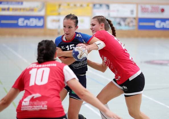 Skoda Cup in Allensbach. SG H2 Ku Herrenberg - TSG Eddersheim 21:19. Szimonetta Gera-Toepelt mitte ( SG H2 ) gegen Linda Brocke 10 und rechts Lilly Knig (TSG). Skoda Cup in Allensbach. SG H2 Ku Herrenberg - TSG Eddersheim Allensbach Copyright: xEIBNER PeterxPisax EP_EER