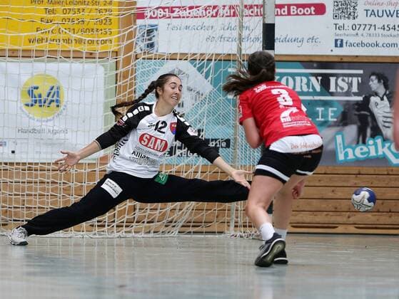 Skoda Cup in Allensbach. SG H2 Ku Herrenberg - TSG Eddersheim 21:19. SG Torhueterin Laura Wldenmaier gegen Hanna zer ( 3TSG) Skoda Cup in Allensbach. SG H2 Ku Herrenberg - TSG Eddersheim Allensbach Copyright: xEIBNER PeterxPisax EP_EER
