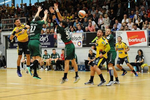 Alexander Petersson, Rhein Neckar Loewen- 32, zieht ab ohne R?cksicht auf die Spieler Gilles Thierry, HG Saarlouis- 31, und Wladislaw Kurotschkin, HG Saarlouis- 95, beim Spiel Rhein Neckar Loewen vs HG Saarlouis, DHB Pokal, 1. Runde, erstes Halbfinale im Final Four Turnier in der Stadtgartenhalle Saarlouis, 17.08.19 Rhein Neckar Loewen vs HG Saarlouis , 17.08.19, DHB Pokal, Saarlouis Copyright: xEIBNER PeterxFranzx EP_PFZ