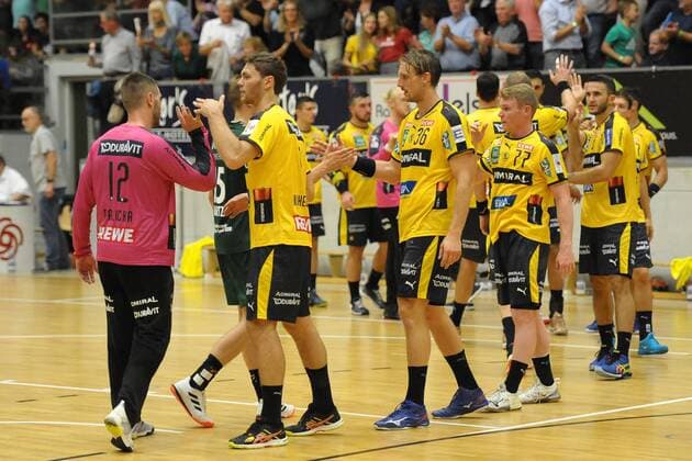 Nach der Schlusssirene beglueckwuenschen sich die Spieler zum Sieg beim Spiel Rhein Neckar Loewen vs HG Saarlouis, DHB Pokal, 1. Runde, erstes Halbfinale im Final Four Turnier in der Stadtgartenhalle Saarlouis, 17.08.19 Rhein Neckar Loewen vs HG Saarlouis , 17.08.19, DHB Pokal, Saarlouis Copyright: xEIBNER PeterxFranzx EP_PFZ