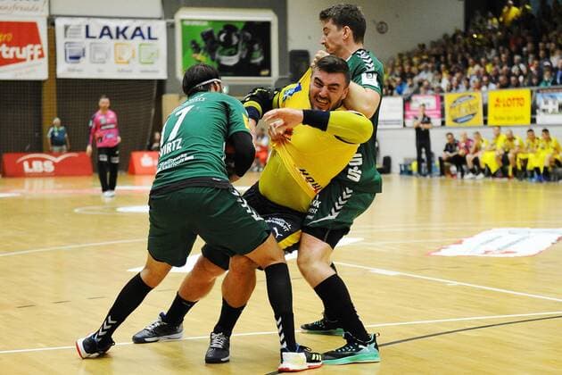 Tommy Wirtz, HG Saarlouis- 17, und Wladislaw Kurotschkin, HG Saarlouis- 95, stoppen gemeinsam einen Angriff von Jannik Kohlbacher, Rhein Neckar Loewen- 80, beim Spiel Rhein Neckar Loewen vs HG Saarlouis, DHB Pokal, 1. Runde, erstes Halbfinale im Final Four Turnier in der Stadtgartenhalle Saarlouis, 17.08.19 Rhein Neckar Loewen vs HG Saarlouis , 17.08.19, DHB Pokal, Saarlouis Copyright: xEIBNER PeterxFranzx EP_PFZ