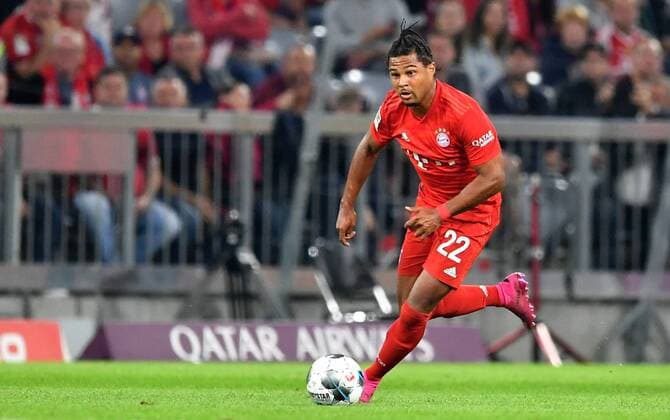 Serge Gnabry (FC Bayern), am Ball FC Bayern München - Hertha BSC Berlin 1. Bundesliga 2019 2020, 1. BL, 1. Bundesliga, DFL, Fußball, Fussball, soccer, Herren, Deutschland, Germany München, 16.8.2019, Allianz Arena DFB RULES PROHIBIT USE IN MMS SERVICES VIA HANDHELD DEVICES UNTIL TWO HOURS AFTER A MATCH AND ANY USAGE ON INTERNET OR ONLINE MEDIA SIMULATING VIDEO FOOTAGE DURING THE MATCH