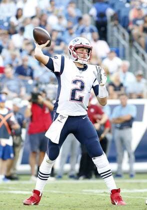 NASHVILLE, TN - AUGUST 17: New England Patriots quarterback Brian Hoyer (2) during a preseason game between the Tennessee Titans and New England Patriots on August 17, 2019, at Nissan Stadium in Nashville, Tennessee. (Photo by Matthew Maxey Icon Sportswire) NFL, American Football Herren, USA AUG 17 Preseason - Patriots at Titans Icon1908217011