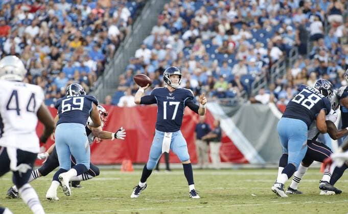 NASHVILLE, TN - AUGUST 17: Tennessee Titans quarterback Ryan Tannehill (17) during a preseason game between the Tennessee Titans and New England Patriots on August 17, 2019, at Nissan Stadium in Nashville, Tennessee. (Photo by Matthew Maxey Icon Sportswire) NFL, American Football Herren, USA AUG 17 Preseason - Patriots at Titans Icon1908217019