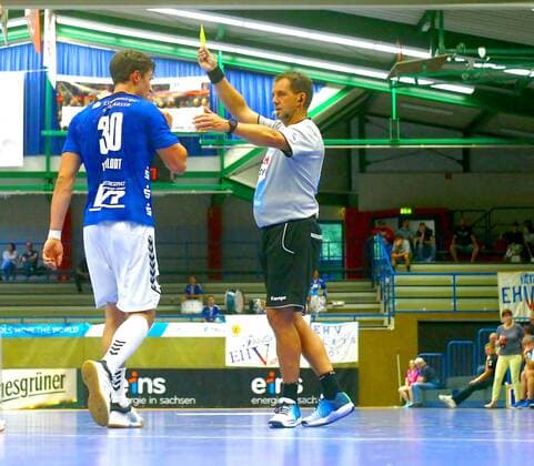 Schiedsrichter Stefan Schneider verwarnt Adrian Kammlodt (Aue) Handball DHB-Pokal 2019 20 EHV Aue - HSG Konstanz 27:25 am 17.8.2019 EHV Aue - HSG Konstanz