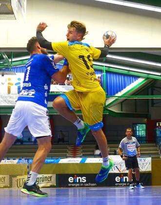 Paul Kaletsch (Konstanz) , links Benas Petreikis (Aue) Handball DHB-Pokal 2019 20 EHV Aue - HSG Konstanz 27:25 am 17.8.2019 EHV Aue - HSG Konstanz