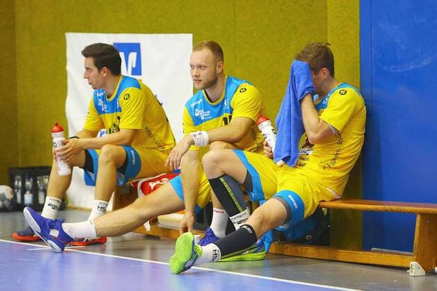 Enttäuschung nach dem Schlusspfiff bei Tim Jud (Konstanz) , Felix Krüger (Konstanz) und Tom Wolf (Konstanz, v.l.) Handball DHB-Pokal 2019 20 EHV Aue - HSG Konstanz 27:25 am 17.8.2019 EHV Aue - HSG Konstanz