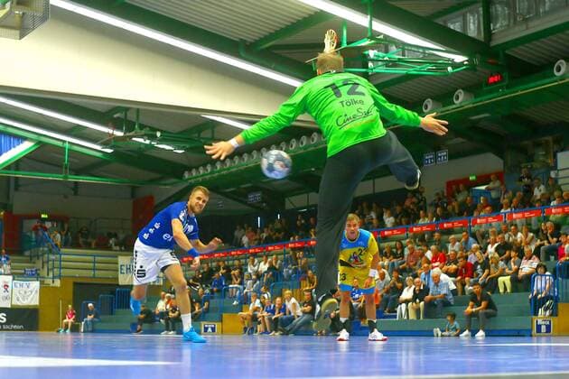 Per Siebenmeter überwindet Benas Petreikis (Aue) Torhüter Simon Tölke (Konstanz) Handball DHB-Pokal 2019 20 EHV Aue - HSG Konstanz am 17.8.2019 EHV Aue - HSG Konstanz