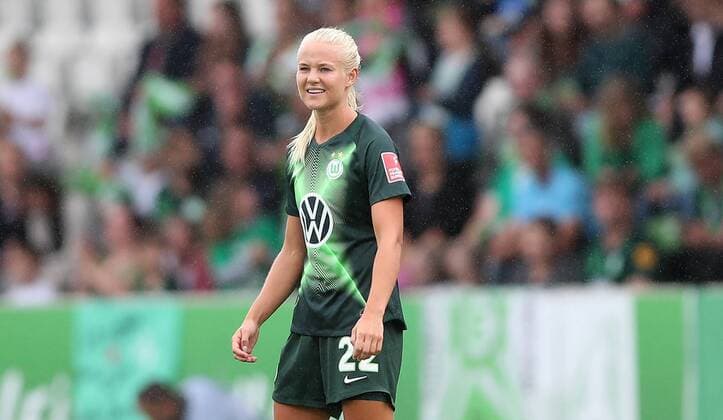 Pernille Harder (VfL Wolfsburg) erzielt per Elfmetzer das 1-0 gegen Manon Klett (SC Sand 1946), Torjubel
