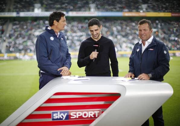 Mönchengladbach, Deutschland, 1. Fußball- Bundesliga, 1. Spieltag, Borussia Mönchengladbach : FC Schalke 04 0:0 am 17.08.2019 im Borussia Park in Mönchengladbach Sebastian HELLMANN (SKY) , Lars STINDL (BMG) und SKY - Experte Lothar MATTHÄUS v.li.n.re.- Gemäß den Vorgaben der DFL Deutsche Fußball Liga ist es untersagt, in dem Stadion und oder vom Spiel angefertigte Fotoaufnahmen in Form von Sequenzbildern und oder videoähnlichen Fotostrecken zu verwerten bzw. verwerten zu lassen.