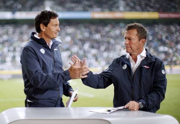 Mönchengladbach, Deutschland, 1. Fußball- Bundesliga, 1. Spieltag, Borussia Mönchengladbach : FC Schalke 04 0:0 am 17.08.2019 im Borussia Park in Mönchengladbach Sebastian HELLMANN (SKY) li.- und SKY-Experte Lothar MATTHÄUS re.- Gemäß den Vorgaben der DFL Deutsche Fußball Liga ist es untersagt, in dem Stadion und oder vom Spiel angefertigte Fotoaufnahmen in Form von Sequenzbildern und oder videoähnlichen Fotostrecken zu verwerten bzw. verwerten zu lassen.